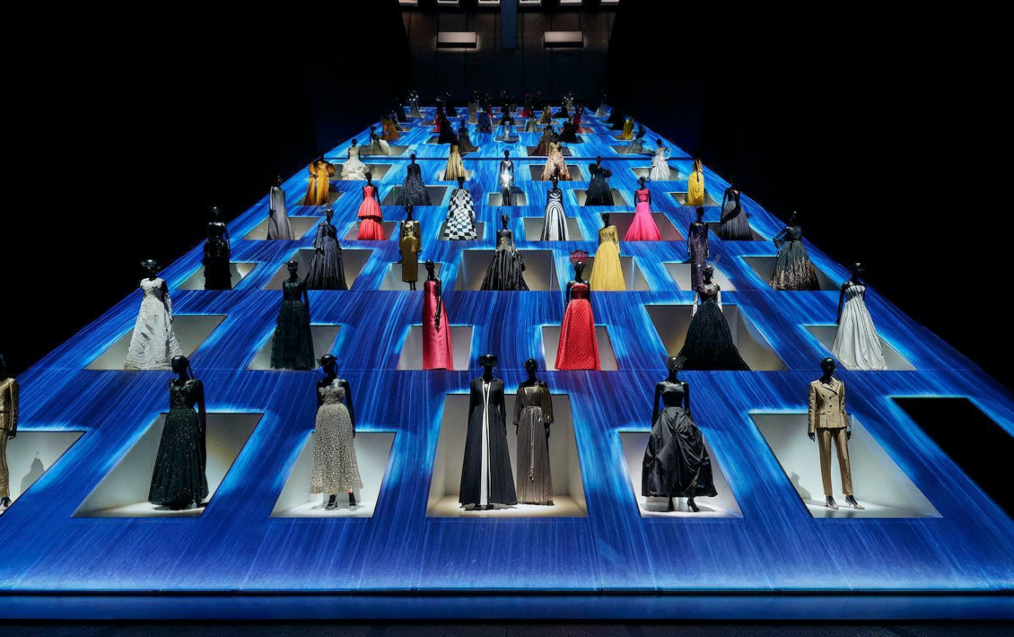 『CHRISTIAN DIOR : DESIGNER OF DREAMS　クリスチャン・ディオール、夢のクチュリエ』の様子。大橋さんは展示空間内の映像コンテンツ制作や音響演出を担当